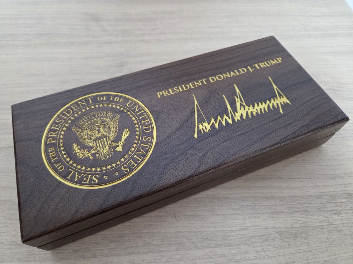 kanghunsik_'s tweet image. 12월 16일 트럼프 미국 대통령과 우리 주미대사의 환담 당시, 트럼프 대통령이 이재명 대통령께 각별한 안부를 전했습니다.

이 대통령을 많이 좋아한다며(I really like him), 양 정상 간 최고의 협력 관계가 형성되었음을 언급하기도 했습니다.

특히 지난 10월 방한 당시 매우 귀한 선물을 받아,…