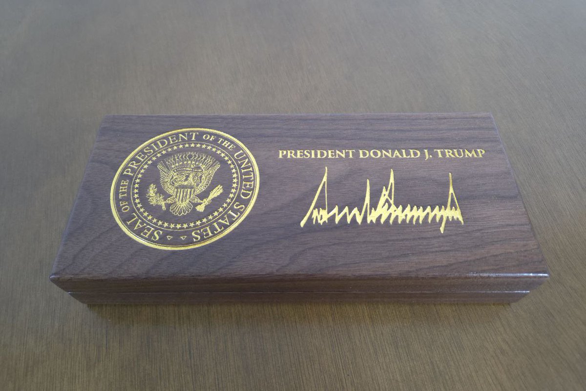 12월 16일 트럼프 미국 대통령과 우리 주미대사의 환담 당시, 트럼프 대통령이 이재명 대통령께 각별한 안부를 전했습니다.

이 대통령을 많이 좋아한다며(I really like him), 양 정상 간 최고의 협력 관계가 형성되었음을 언급하기도 했습니다.

특히 지난 10월 방한 당시 매우 귀한 선물을 받아,