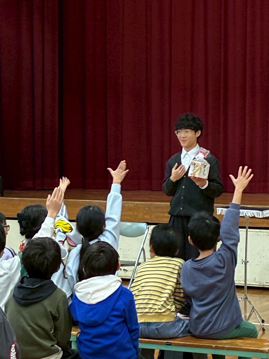 omumagic's tweet photo. 12/21に、西百舌鳥小学校の子ども会様からクリスマス会の依頼を頂き、マジックショーと身近な道具を使ったマジック教室を開きました！

ご依頼いただきありがとうございました！ https://t.co/aCp6pcjcRY