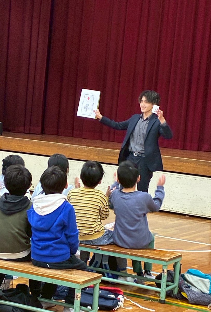 omumagic's tweet photo. 12/21に、西百舌鳥小学校の子ども会様からクリスマス会の依頼を頂き、マジックショーと身近な道具を使ったマジック教室を開きました！

ご依頼いただきありがとうございました！ https://t.co/aCp6pcjcRY