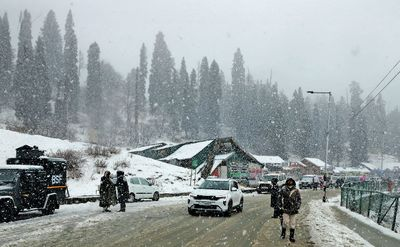 SeherMirzaK's tweet image. The fresh snow spell has transformed popular destinations like #Gulmarg, #Pahalgam and #Sonamarg into a winter paradise, drawing excitement from visitors and local businesses alike.