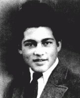 "No fueron Hitler ni Himmler quienes me secuestraron, me golpearon y fusilaron a mi familia. Fueron el zapatero, el lechero, el vecino, quienes recibieron un uniforme y luego se creyeron la raza superior."

Karl Stojka
Sobreviviente de Auschwitz
Gitano de los Lowara Roma Austria