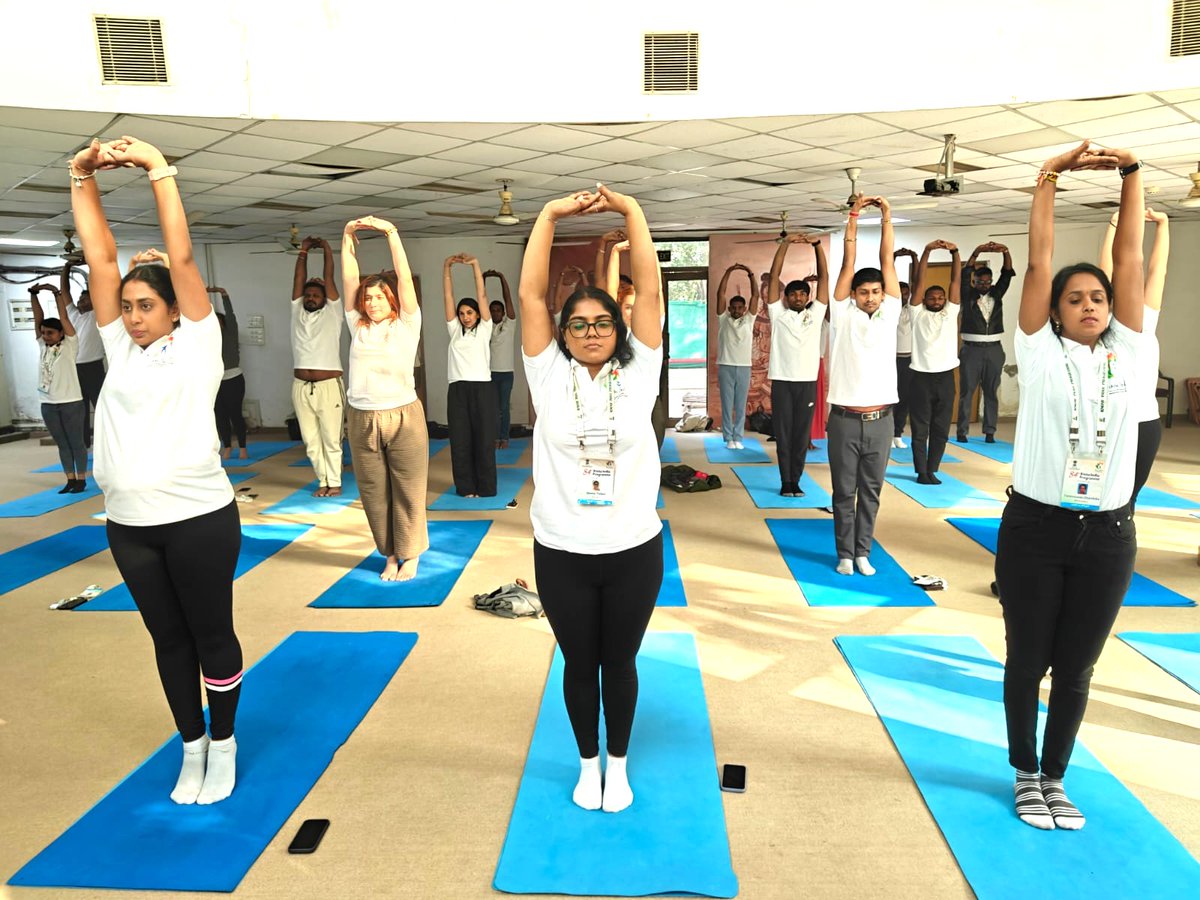 diaspora_india's tweet photo. Participants of the 84th #KnowIndiaProgramme visited the #MorarjiDesaiNationalInstituteofYoga (#MDNIY). They learned about India’s yoga traditions and its relevance for holistic health and well-being. The participants also actively took part in a guided yoga session.
#84thKIP https://t.co/qK8O6fKB7p
