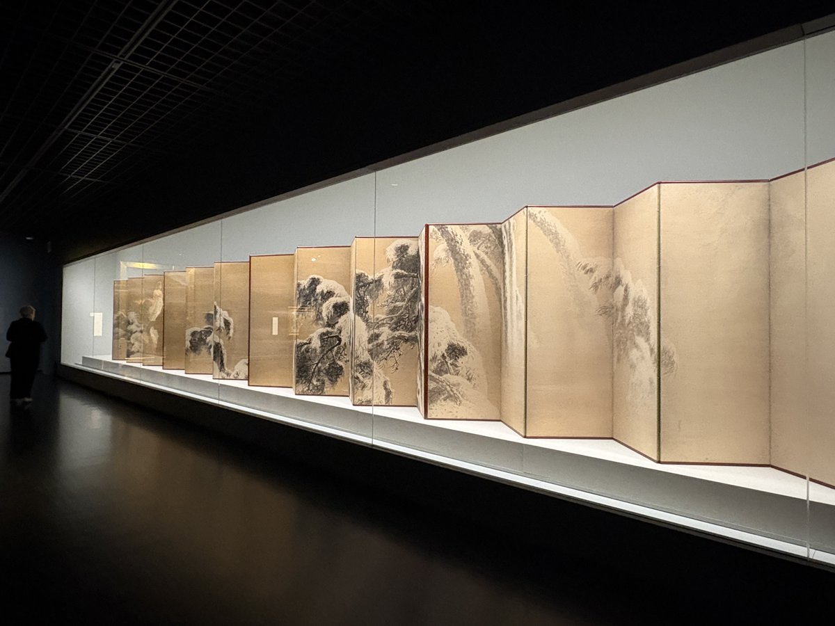 MOMAT_museum's tweet image. 昨日12/23（火）から、 #MOMATコレクション展 後期展示が始まりました。1室ハイライトでは、雪の美しさが際立つ山元春挙《雪松図》（1908年）がお目見えです。10室の企画「川端龍子と青龍社」は、2025年が生誕140周年となる川端龍子を取り上げる展示です。年内は12/27（土）までご覧いただけます⛄