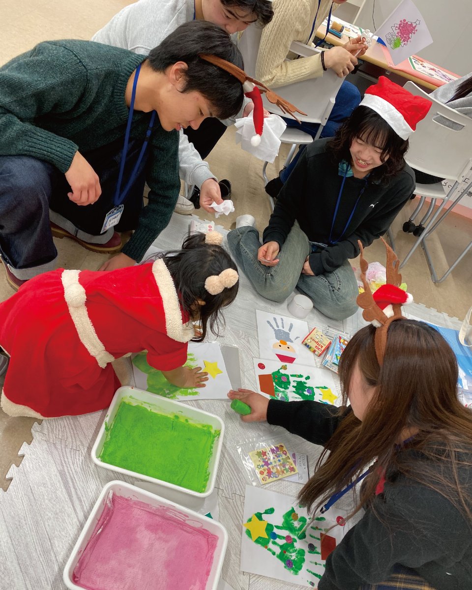 OhsuUniv's tweet photo. OHSUでは、医療的ケア児・重症心身障害児の会 大樹の会主催のクリスマス会に学生ボランティアが参加しました🎅🎁

支援機器の体験やゲームを通して、「できる」を一緒に発見する時間に✨
医療を学ぶ学生にとっても、地域とつながる大切な経験になりました。 https://t.co/rehfi8eIGJ