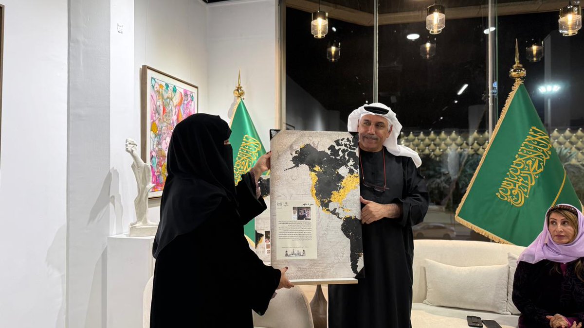 إهداء نادي النَّوى لعادل خزام لوحةً تتكوّن من خريطة العالم وسيرته
في إشارة إلى فكرته التي جمعت شعراء من ثقافات متعددة في عملٍ واحد
لتكتمل الصورة كما تكتمل القصيدة حين تُكتب بروح إنسانية جامعة
هذا الإهداء تقدير لفعلٍ إبداعيٍّ أعاد وصل الشعر بالعالم
#نادي_النوى #الشريك_الأدبي