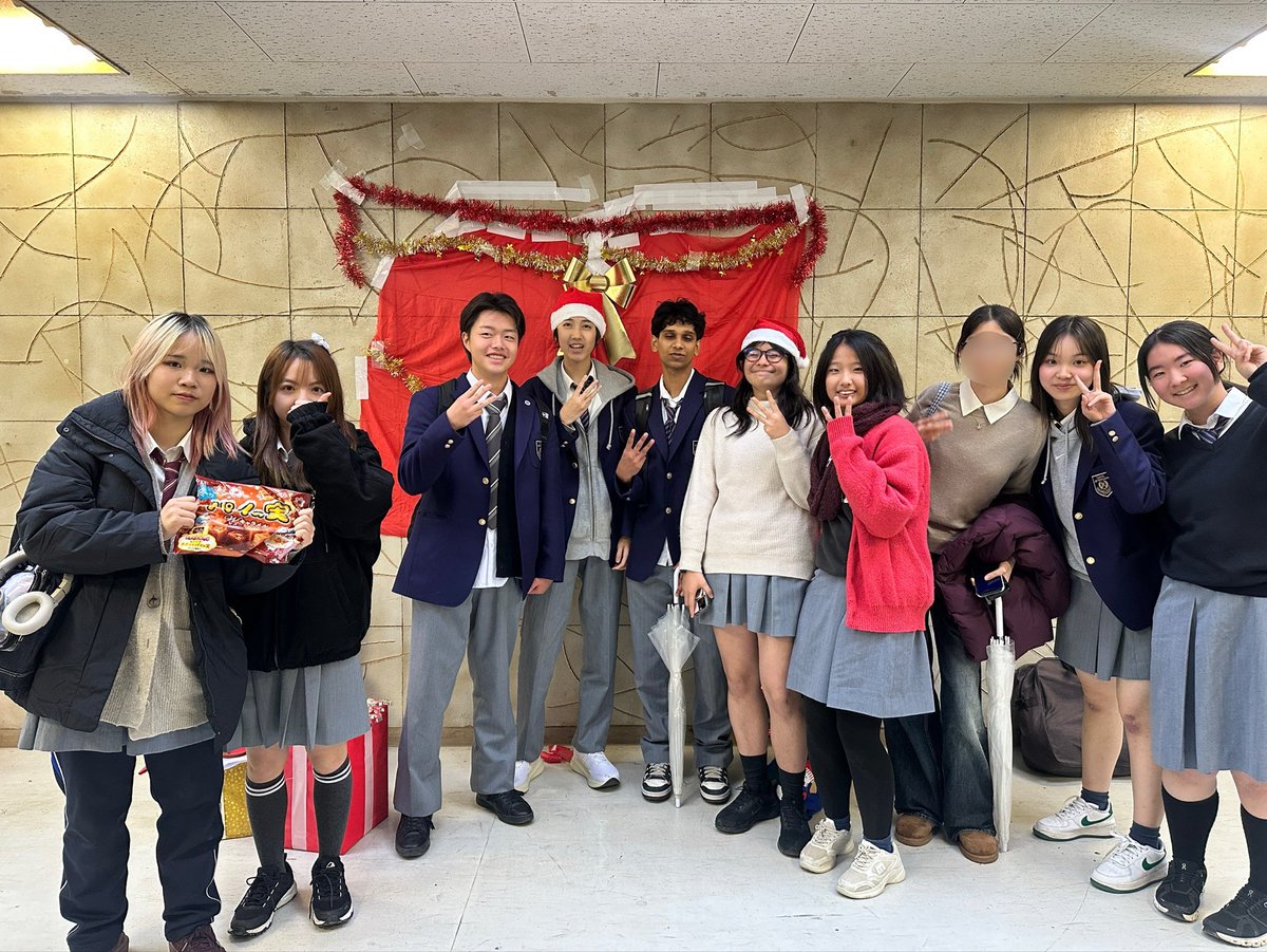 2025.12.24

国際のXmas🎅

今日はクリスマスイブ🎄生徒会主催のイベントや音楽系部活のコラボコンサートが開催されました。

サンタ帽を被った先生達、フォトブース、プレゼント交換をする生徒達など、学校中がクリスマス一色。

皆様も素敵なクリスマスをお過ごしください！メリークリスマス🎁✨