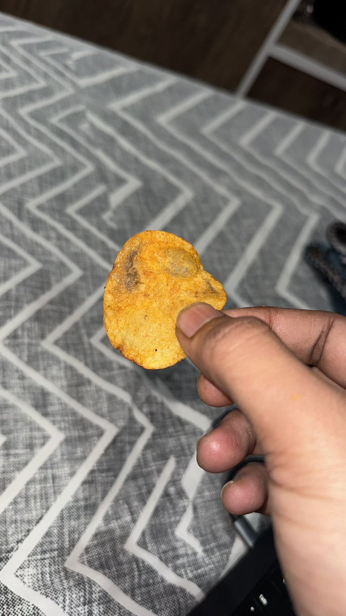 lyagannagari's tweet photo. @ITCCorpCom Purchased a sealed pack of Bingo Yumitos (₹20 MRP) and found a chip with visible fungus/mould, despite the product being within expiry.

This is a serious health &amp; quality issue.
Requesting immediate investigation and resolution #qualityfail #foodsafety https://t.co/kyiPoBWmpH