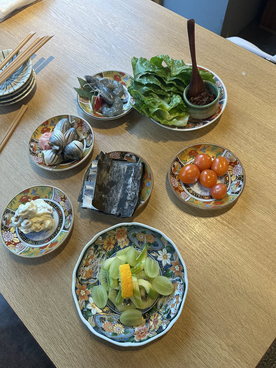 居酒屋 岩田 初はな和んやさん。 カウンター、テーブル、奥に座敷あります