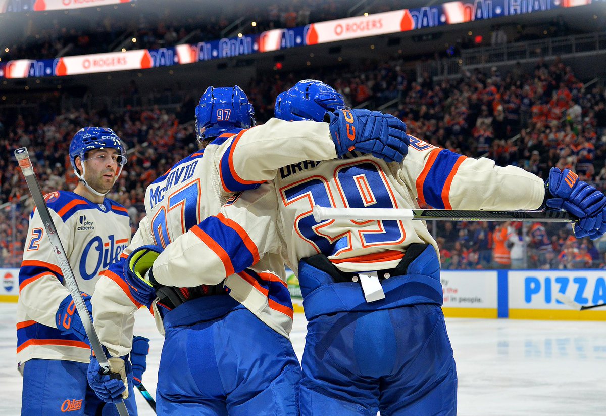 EdmontonOilers's tweet image. 26 goals in 4 games... Quite enjoying this alternate (jersey) reality 🤯 #LetsGoOilers