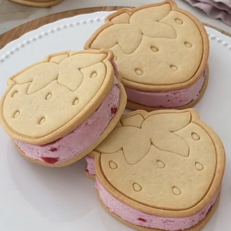 daily_dolce's tweet image. Strawberry ice cream sandwiches