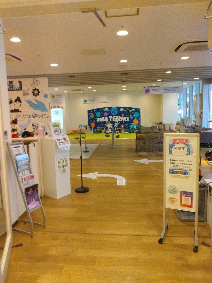 casaTakeba's tweet photo. 今日はここ。
1ヶ月ぶりに子と出掛けられた〜！LOVOTと戯れたり、でっかいパネルでシューティングゲームしたり、普通に塗り絵とブロックで遊んだり、楽しかったのでまた来たい。いつかプログラミングコーナーにも入るのだろうか。
#ロボテラス https://t.co/MnWn6lRr0p