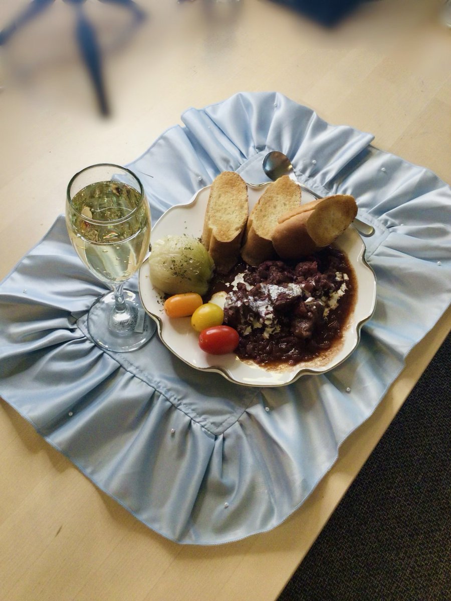 TikTok ｽﾊﾟﾌｧﾝ限定配信でした🎄 牛肉の赤ワイン煮込みを作ったよ🍷🥖