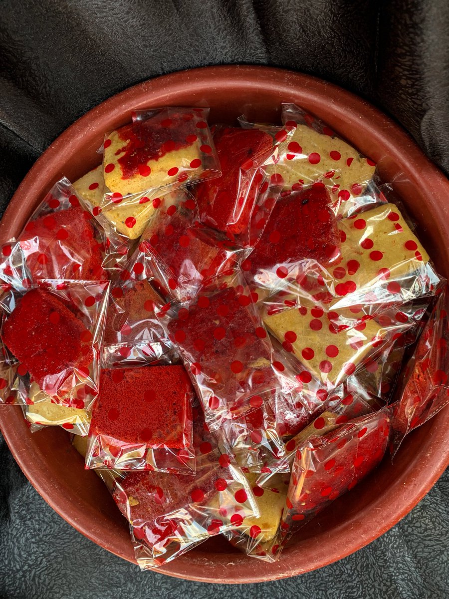 After sending 50 mini cakes to <a href="/Mazi_paska/">Odogwu agba ọtọ afụ</a> last week, two of his friends reached out to me and ordered for theirs 😎😎. 
Our mini cake loaves comes in vanilla and red velvet only …. 25 pieces for 7500 and we’re still taking orders ☺️

Good Morning