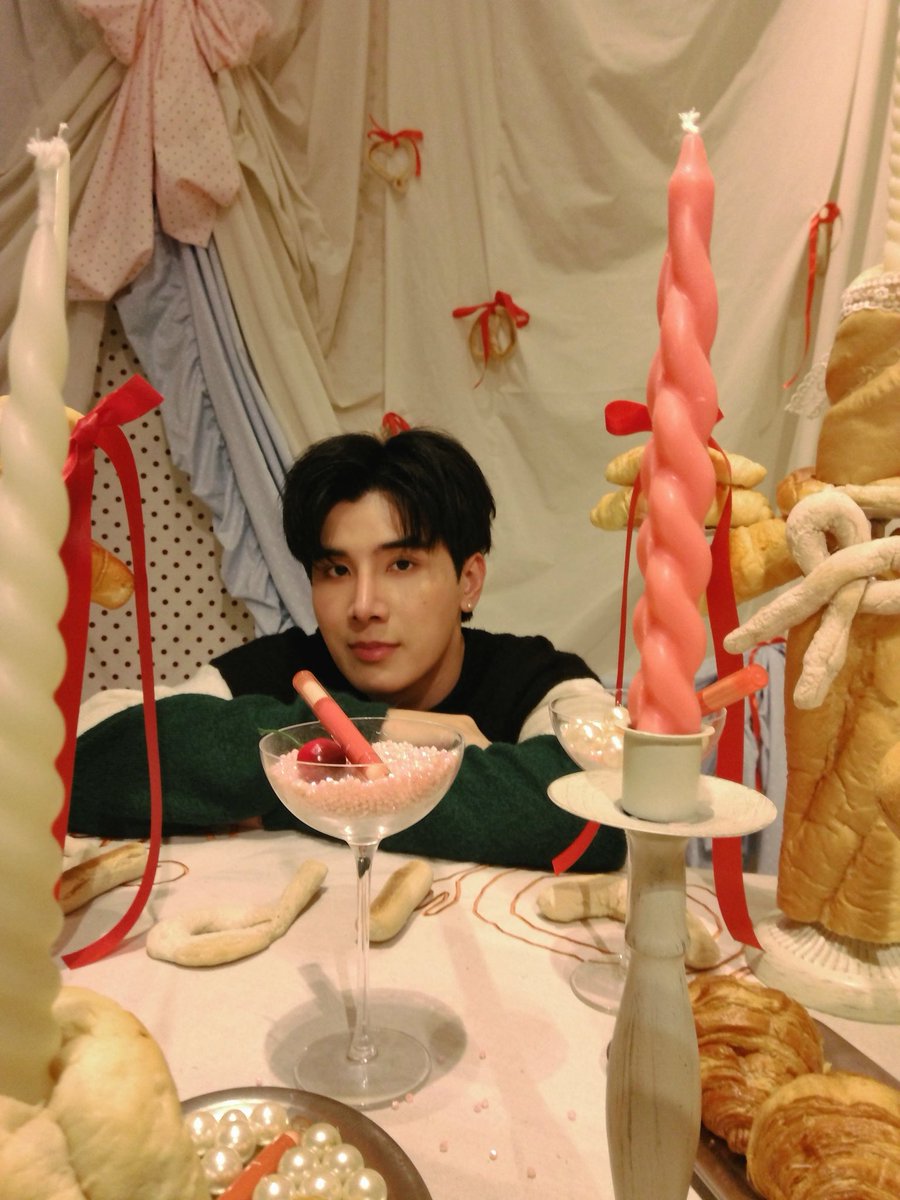 MP_RIGHTHERE's tweet photo. 'Tis the season of love & giving; I wish you all the love and happiness in the world. Happy Holidays! 🎁🎄❤️
.
#markpoom #christmas #butterthailand #pstufe https://t.co/nv4D50gdOL