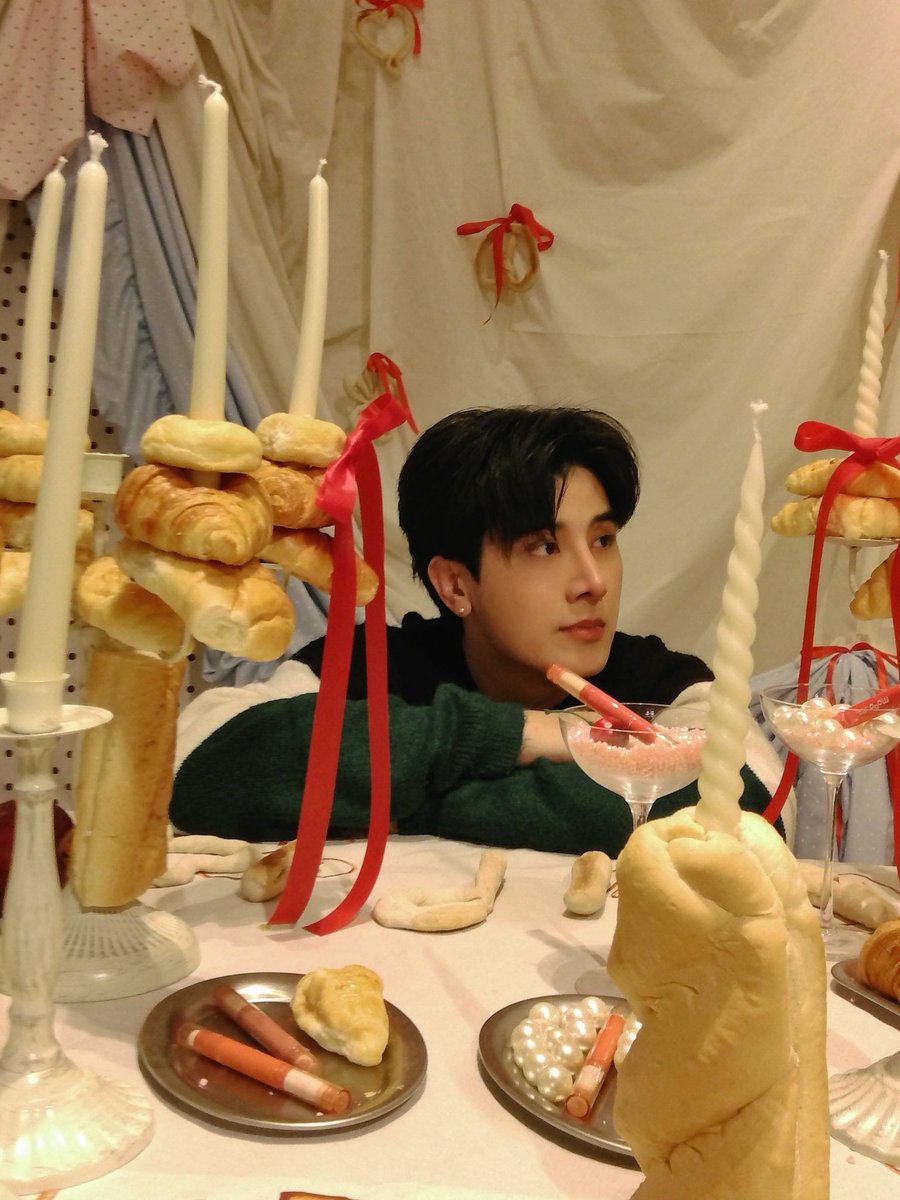 MP_RIGHTHERE's tweet photo. 'Tis the season of love & giving; I wish you all the love and happiness in the world. Happy Holidays! 🎁🎄❤️
.
#markpoom #christmas #butterthailand #pstufe https://t.co/nv4D50gdOL