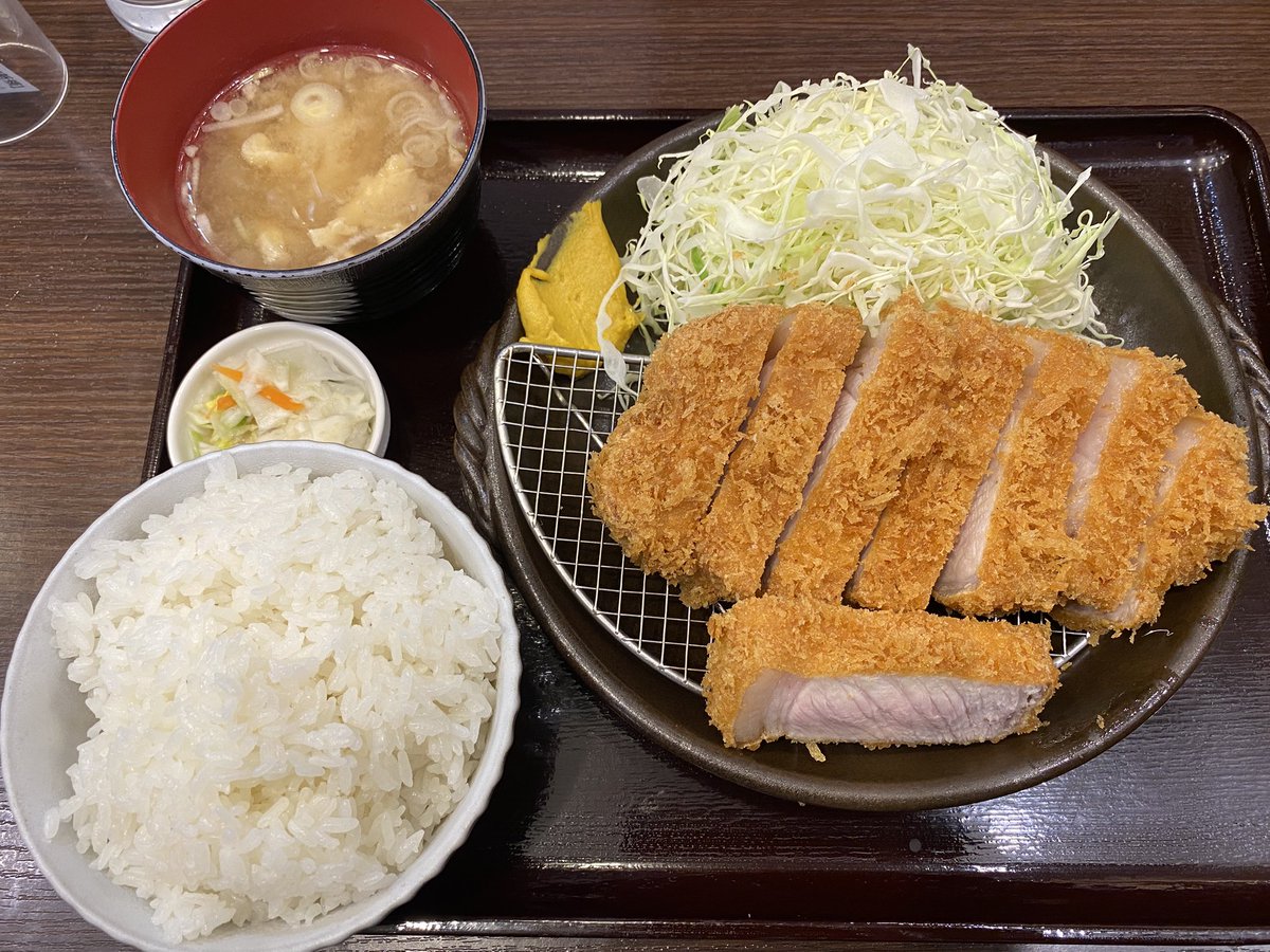 クリスマスイブですねー！
関係ないけどロースかつ定食！