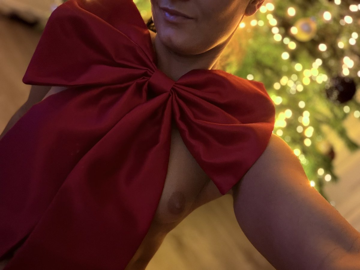 Stromeček ozdoben, a dárečky zabalené, všechny čekají na rozbalení 😈

Přejeme všem krásné a hlavně klidné svátky 🥰😇