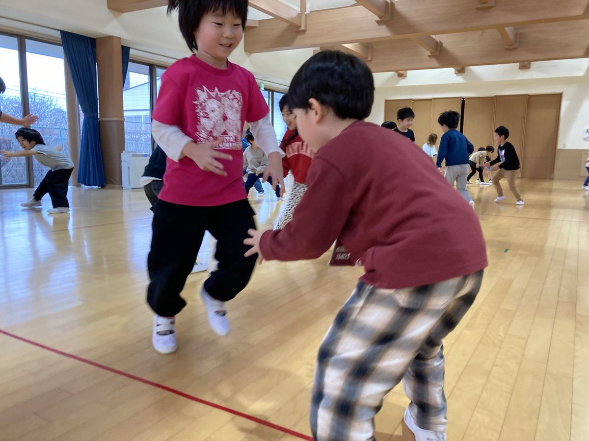 AKITA_NH's tweet photo. 🌈#JA共済 presents
#ハッピーワクワクキャラバン🌈

本日12/24（水）に秋田ノーザンハピネッツ株式会社所属 #レスリング 競技 #岩澤希羽 選手が出戸こども園を訪問しました🙋‍♀️
秋田ノーザンハピネッツのTシャツを着てきてくれた子も🐸💗

一緒にレスリングをして楽しく身体を動かしました🤼✨

#akitanh #BEAKITA