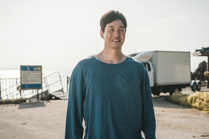 imbcenews's tweet photo. '빌런즈' 유지태X이민정, 비하인드 컷 방출 
#빌런즈 #Villains #유지태 #YooJitae #이민정 #RheeMinjung 
#티빙 #TVING #티빙오리지널 #비하인드컷 #방출 #iMBC연예 

'승률 100%' 천재 설계자 제이(유지태 분)와 최고의 지폐 도안 아티스트 한수현(이민정 분)의 위험한 공조, 예측 불가로 벌어지는 사건 사고는 단숨에 빠져들 수밖에 없었다. 

여기에 '빌런즈'는 글로벌 스트리밍 서비스를 통해 한국을 비롯한 아시아 태평양, 일본 등에서도 글로벌 시청자와 만나 이목을 집중시켰다.

강렬한 카리스마를 지우고 촬영장을 활기차게 물들이는 두 배우의 환한 미소와 동시에, 진중한 눈빛으로 모니터링에 집중하는 모습에서 남다른 호흡을 엿볼 수 있다.

한편, 지난 18일 공개된 1-2회에서는 '빌런'들의 인생을 송두리째 뒤바꿔버린 '카지노 딜러 위조지폐 사건'의 전말이 밝혀졌다.

🔗https://t.co/r76ZDABNr1