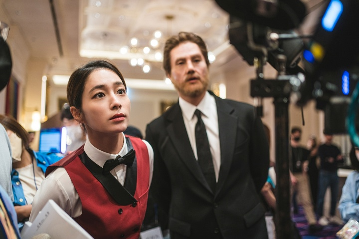 imbcenews's tweet photo. '빌런즈' 유지태X이민정, 비하인드 컷 방출 
#빌런즈 #Villains #유지태 #YooJitae #이민정 #RheeMinjung 
#티빙 #TVING #티빙오리지널 #비하인드컷 #방출 #iMBC연예 

'승률 100%' 천재 설계자 제이(유지태 분)와 최고의 지폐 도안 아티스트 한수현(이민정 분)의 위험한 공조, 예측 불가로 벌어지는 사건 사고는 단숨에 빠져들 수밖에 없었다. 

여기에 '빌런즈'는 글로벌 스트리밍 서비스를 통해 한국을 비롯한 아시아 태평양, 일본 등에서도 글로벌 시청자와 만나 이목을 집중시켰다.

강렬한 카리스마를 지우고 촬영장을 활기차게 물들이는 두 배우의 환한 미소와 동시에, 진중한 눈빛으로 모니터링에 집중하는 모습에서 남다른 호흡을 엿볼 수 있다.

한편, 지난 18일 공개된 1-2회에서는 '빌런'들의 인생을 송두리째 뒤바꿔버린 '카지노 딜러 위조지폐 사건'의 전말이 밝혀졌다.

🔗https://t.co/r76ZDABNr1