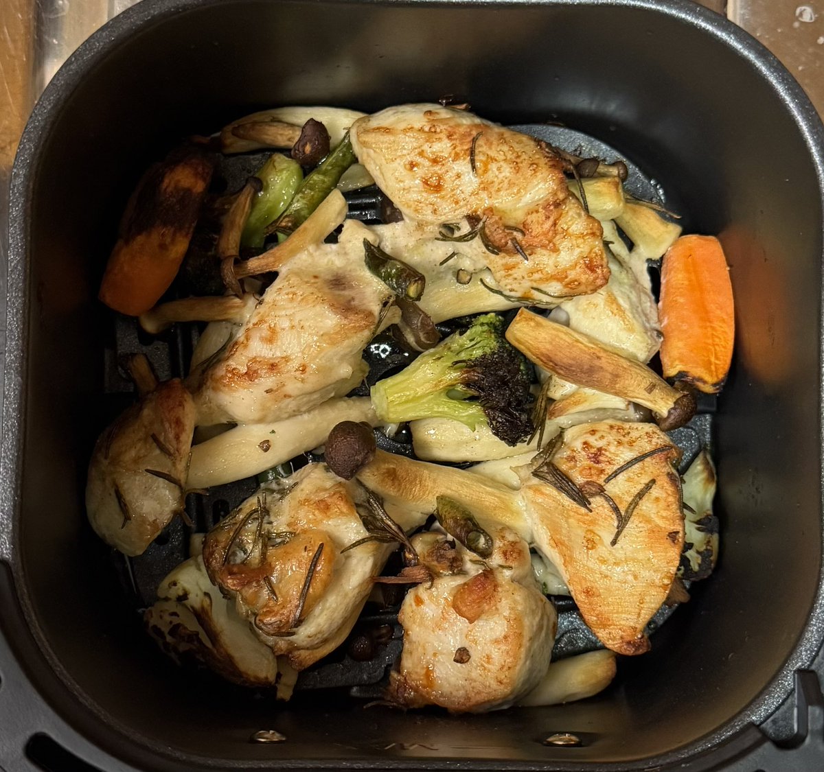 クリスマスイブなのでチキン🍗
ローズマリーが美味しすぎる
草史上1番美味しい

#COSORI  #ノンオイル　#クリスマスチキン