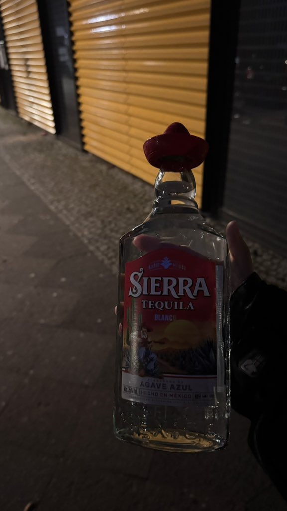 파티때 마실 데킬라사러 새벽 6시까지 술마시고 집도착했다가 바로 마트 나가서 이거사옴.. 오늘 이브라 마트 문 1시에 닫아서ㅠㅠ 지금 자면 못사러나감