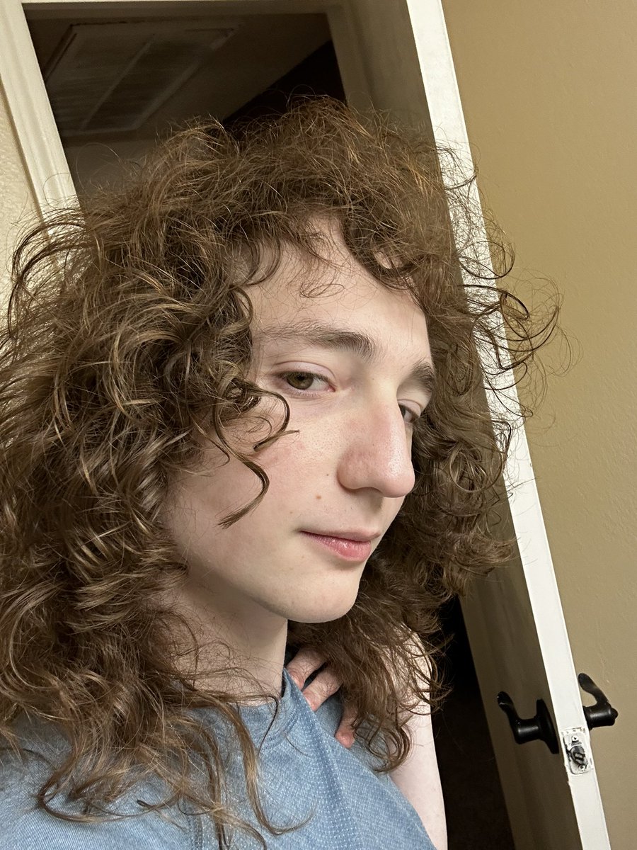 ermlizardbeth's tweet image. My hair has gotten so much more curly on e. Like I’ve had hair longer than this before but never so curly :3. Just gotta get the frizz under control -_-