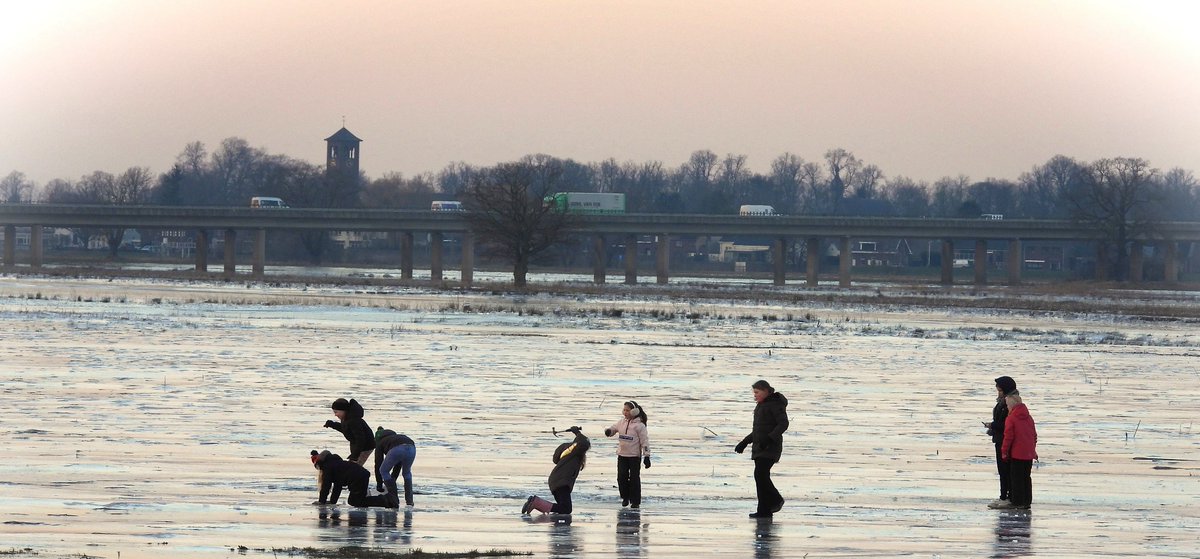 Goedemorgen ....vanavond Kerstavond. Het is koud en  mooi buiten. Genieten!.......