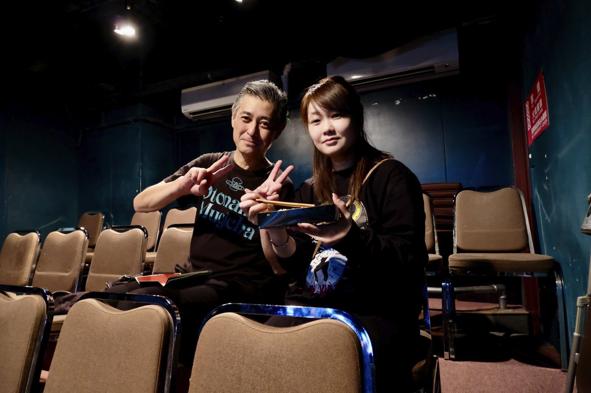 塩田泰造プロデュース
『余白の多い履歴書』
おかげさまでほぼ全公演
満員御礼のご好評をいただき
無事に閉幕いたしました

来年は小劇場公演の予定がなく
そんなことはこの30年で初めてです
そんな、ひとつの節目を迎える公演が
この芝居でよかったとおもいます
出演俳優、スタッフ、音楽家・・