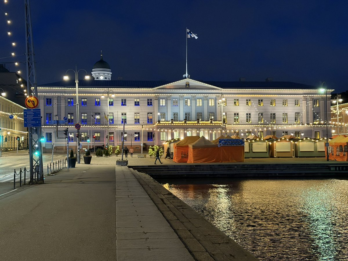 clofhjelm's tweet photo. Taas se olisi sitten jouluaatto.
Kauppahallissa oli enemmän väkeä kun odotin, viime vuonna oli vähemmän samaan aikaan.
#huomenta #valokuvaus #helsinki #joulu #jouluaatto https://t.co/YJR49WWbTj