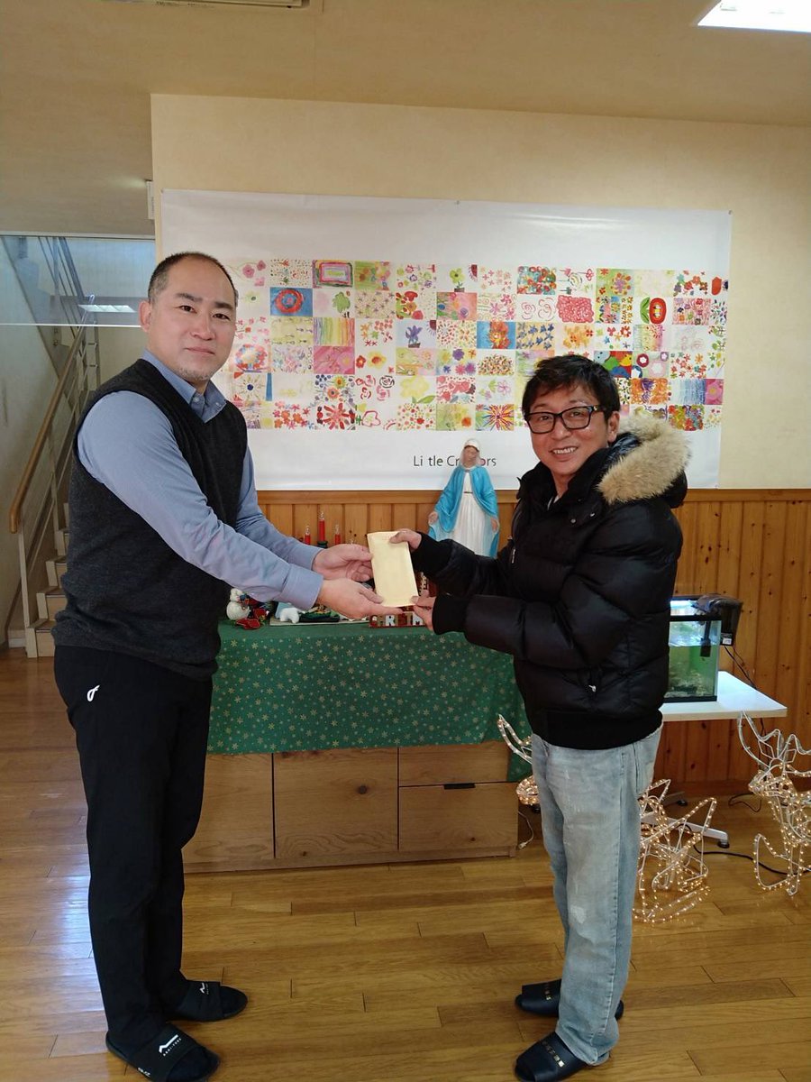 メリークリスマス🎄
今年も神奈川県の児童養護施設『聖園子供の家』には今野サンタ🎅がやってきました‼️
もう29年続いている恒例行事🎁
家庭の事情で子供時代を過ごした『聖園子供の家』に、騎手から調教師になってもサンタクロースになって毎年寄付を続けるそうです。

#今野忠成調教師
#今野サンタ