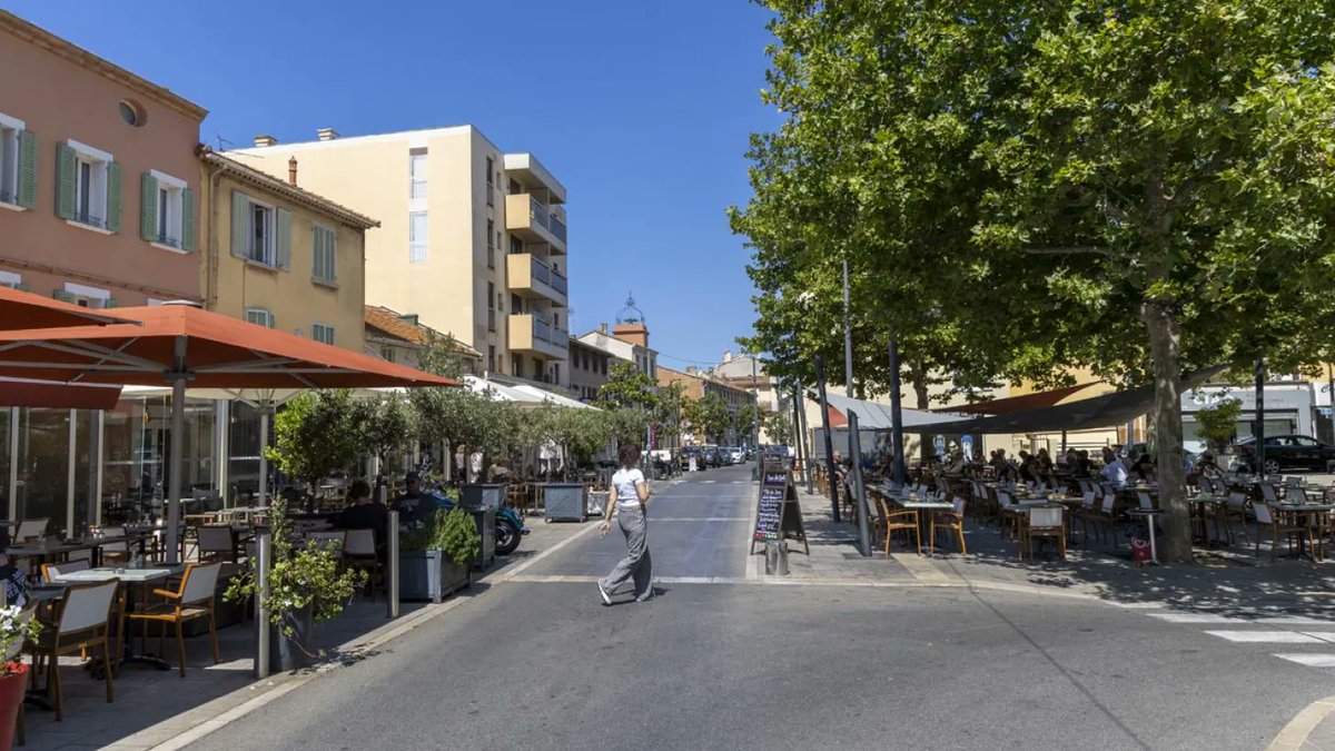 F_Desouche's tweet image. Six-Fours (93) : lors d’une rixe, un Tunisien sous OQTF frappe de cinq coups de tournevis au thorax un jeune homme dans un barber shop. La victime en urgence absolue, le maire fait fermer le commerce

 fdesouche.com/2025/12/24/six…