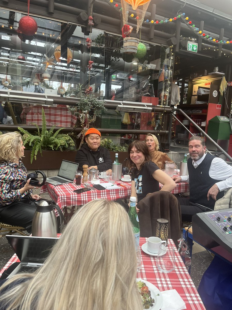 Lyt med i dagens Sara &amp; Monopolet som sender live fra Grøften med 
Cecilie Beck 
Lærke Bagger
Jada
Lærke Bagger
Jakob Ellemann-Jensen
Simon Jul
Søren Rasted 

<a href="/sarabro/">sara bro</a> #dkmedier