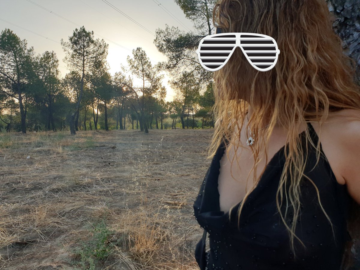 Buenos días. Hoy es buen día para recordar un paseo que nos dimos por la casa de campo y fuimos poniendo cachondos a todos los runners que se cruzaban con nosotros 😉😉😉
Abro hilo. Retuit si quieres que siga