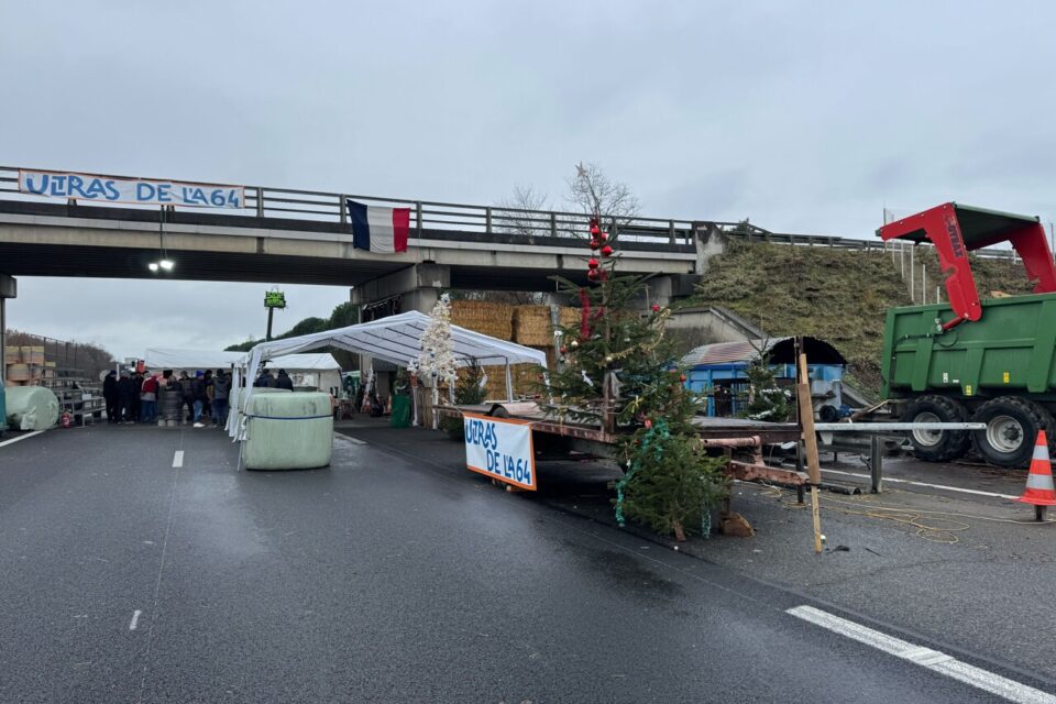 lechochretien's tweet image. 🚜🎄 FLASH | 3 prêtres se sont proposés pour célébrer la MESSE de minuit sous un pont, EN SOUTIEN aux agriculteurs qui passeront Noël sur un point de blocage de l’A64.