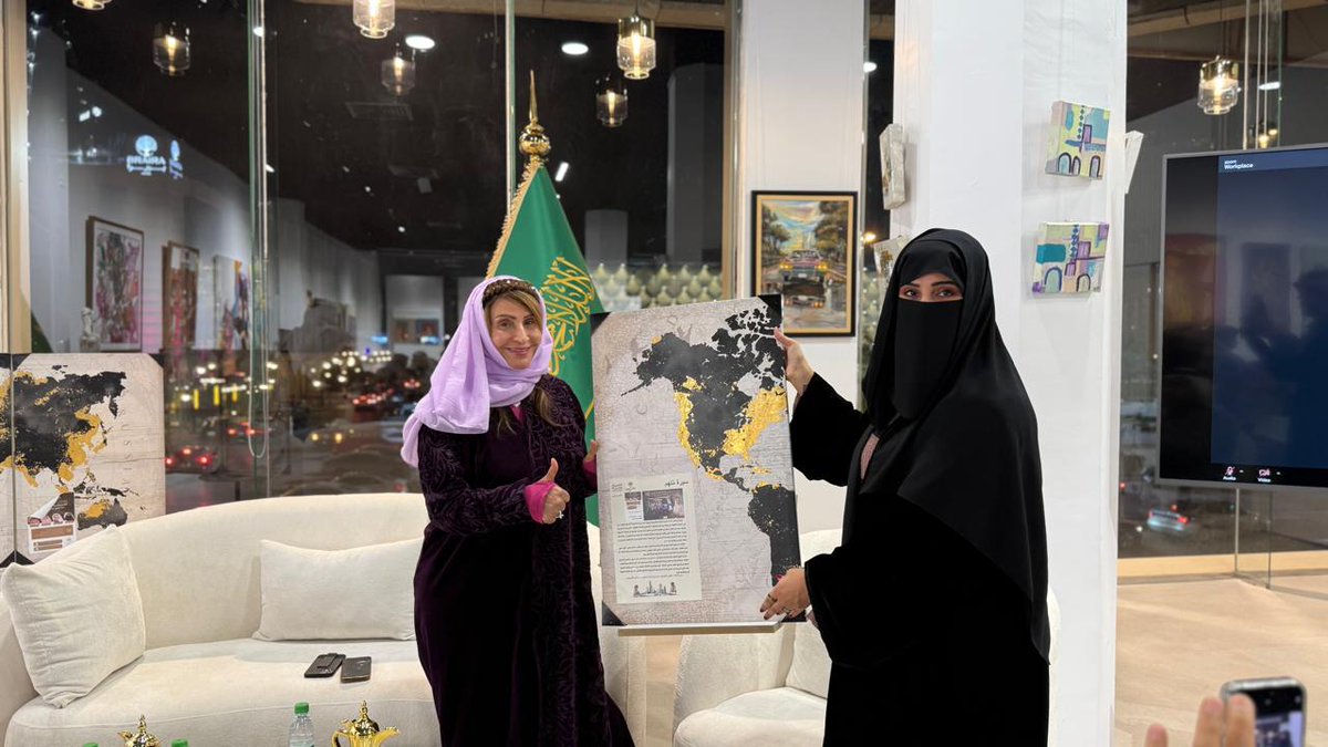 إهداء نادي النَّوى للدكتورة فوزية أبو خالد لوحة خريطة العالم،
احتفاءً بها بوصفها شاعرة القارات السبع؛
صوتٌ عبر الجغرافيا، وكتب الإنسان بلغة الشعر،
فاستحقت أن تُهدى العالم كما أهدته قصيدتها.
#فوزية_أبو_خالد #شاعرة_القارات_السبع #نادي_النوى #مانسيرة