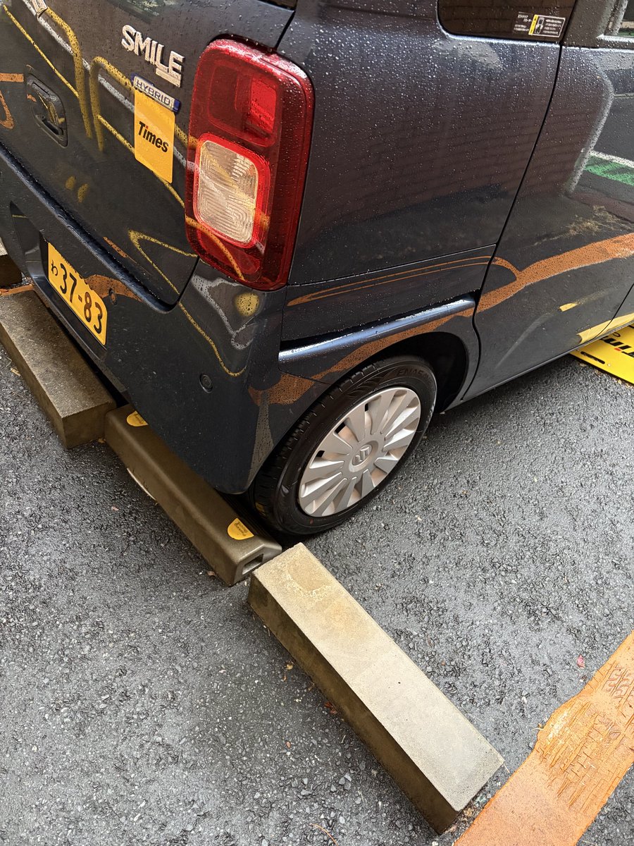 ex_def's tweet photo. タイムズの24日15���50分より前に利用したこの車使ったやつもう少し考えて駐車しろや、隣もう2台停まってんだよ運転席から出る時ギリギリだったわクソが
#タイムズ
#Timesカーシェア https://t.co/BP4dnLKkRy
