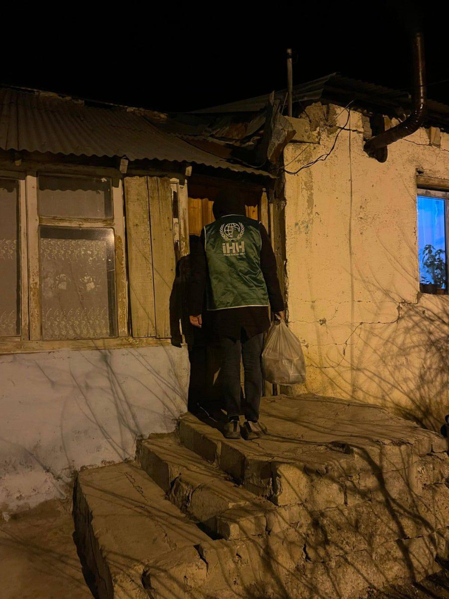 IHH Agirî malbatên sêwî û hewcedar zîyaret kir û li wan xwarin û zekat belav kir. Qencî Her Dem Li Her Derê!❤️