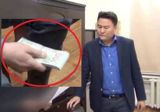 Авилгалын ертөнцөд Ааяа ах нэрээрээ алдаршсан нүүрсний нэрт хулгайч Раднаасэдийн бэлтгэсэн хулгайч. Ааяа ахад тэдийг гээд тэмдэглэлийн дэвтэр дээрээ бичдэг гээд байгаа юм. Ийм их авилгажсан МХЕГ-ыг дутуу хүтүү ч болтугай татан буулгасан чинь Занданшатар нь буцааж сэргээхээр