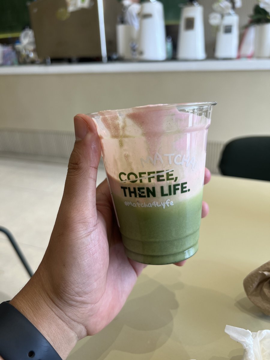 Hari ini first time beli “matcha” di kofisyop. Sebelumnya belum pernah pesen minuman tidak laqick ini (bercanda). 

Tadi pas nyobain ternyata enak juga 🙈🤣. Croissantnya juga enak 🥰
