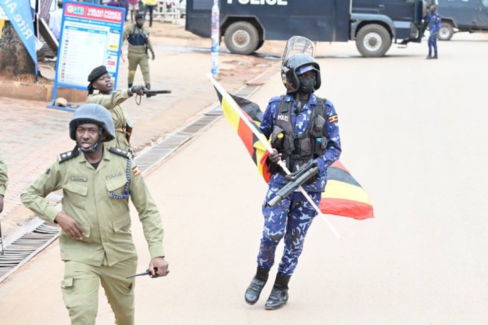 dr_katumwa's tweet image. They have also started carrying the Flag 
😂😂