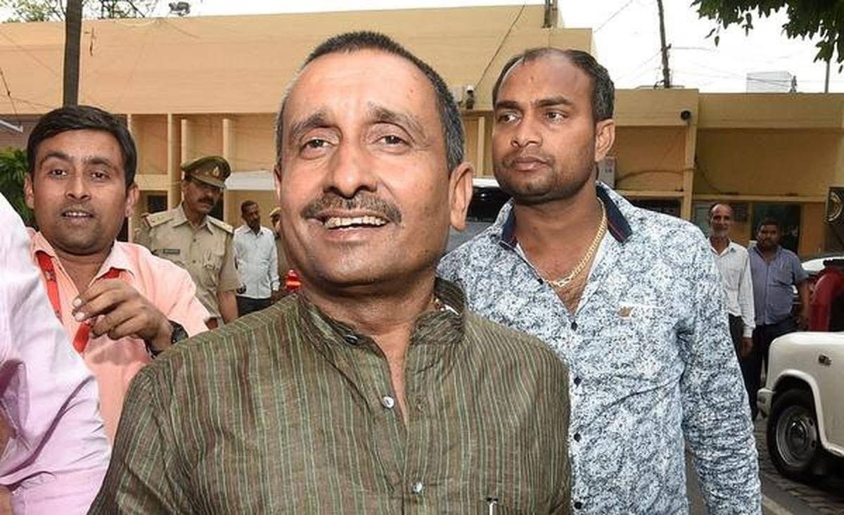 rajuparulekar's tweet photo. उत्तर प्रदेशातील उन्नाव रेप केस आठवते का?
नसेलच आठवत. कारण आपण लवकर सगळं विसरून जातो.
ही केस अशी होती की, २०१७ साली एका १६ वर्षीय अल्पवयीन मुलीला नोकरीचं आमिष दाखवून तिच्यावर बलात्कार करण्यात आला. नंतर तिच्यावर सामूहिक बलात्कार करण्यात आला. या प्रकरणात आरोपी म्हणून भाजपाच्या एका बड्या नेत्याचं नाव समोर आलं — कुलदीप सिंह सेंगर.

या घटनेनंतर देशभरात संतापाची लाट उसळली. प्रकरण कोर्टात गेलं. दीर्घ सुनावणीनंतर कुलदीप सेंगरला दोषी ठरवून जन्मठेपेची शिक्षा सुनावण्यात आली.
पण आज अचानक दिल्ली हायकोर्टाने त्याची शिक्षा निलंबित करत जामिन मंजूर केला, आणि सगळ्यांनाच धक्का बसला.

ही केस सुरू असताना आधी पीडितेच्या वडिलांनाच दोषी ठरवण्यात आलं. पोलिस कोठडीत त्यांच्यावर झालेल्या मारहाणीत त्यांचा मृत्यू झाला.
इतकंच नाही, तर पीडिता कोर्टाच्या कामानिमित्त गाडीने जात असताना तिच्या कारला ट्रकने उडवलं. जवळपास १०–१२ वेळा ट्रकने धडक दिली.
या भीषण अपघातात तिचे दोन नातेवाईक ठार झाले आणि तिच्या वकिलालाही आपला जीव गमवावा लागला.
सुदैवाने, पीडिता वाचली.
आज मात्र तिने प्रतिक्रिया दिली आहे की, “आत्महत्या करावीशी वाटते”, कारण हा न्याय तिला अचंबित करणारा वाटतो.

जो माणूस दोषी आढळला आहे,
ज्याला जन्मठेपेची शिक्षा सुनावण्यात आली आहे,
तो शिक्षा भोगत असताना
त्याला अचानक जामिन कसा मिळतो?
त्याची जन्मठेपेची शिक्षा अचानक कशी निलंबित होते?
हे अती होत आहे.
अशा घटनांमुळे देशाची प्रतिमा डागाळतेच, पण आरोपींचा आत्मविश्वासही वाढतो.
याला जर तुम्ही रामराज्य म्हणत असाल, तर तुम्हाला लाज वाटली पाहिजे!
(Courtesy:Champya, FB)