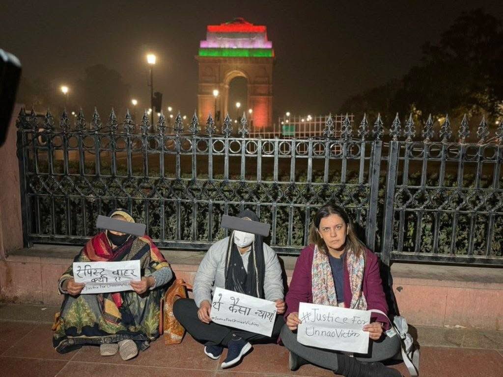 rajuparulekar's tweet photo. उत्तर प्रदेशातील उन्नाव रेप केस आठवते का?
नसेलच आठवत. कारण आपण लवकर सगळं विसरून जातो.
ही केस अशी होती की, २०१७ साली एका १६ वर्षीय अल्पवयीन मुलीला नोकरीचं आमिष दाखवून तिच्यावर बलात्कार करण्यात आला. नंतर तिच्यावर सामूहिक बलात्कार करण्यात आला. या प्रकरणात आरोपी म्हणून भाजपाच्या एका बड्या नेत्याचं नाव समोर आलं — कुलदीप सिंह सेंगर.

या घटनेनंतर देशभरात संतापाची लाट उसळली. प्रकरण कोर्टात गेलं. दीर्घ सुनावणीनंतर कुलदीप सेंगरला दोषी ठरवून जन्मठेपेची शिक्षा सुनावण्यात आली.
पण आज अचानक दिल्ली हायकोर्टाने त्याची शिक्षा निलंबित करत जामिन मंजूर केला, आणि सगळ्यांनाच धक्का बसला.

ही केस सुरू असताना आधी पीडितेच्या वडिलांनाच दोषी ठरवण्यात आलं. पोलिस कोठडीत त्यांच्यावर झालेल्या मारहाणीत त्यांचा मृत्यू झाला.
इतकंच नाही, तर पीडिता कोर्टाच्या कामानिमित्त गाडीने जात असताना तिच्या कारला ट्रकने उडवलं. जवळपास १०–१२ वेळा ट्रकने धडक दिली.
या भीषण अपघातात तिचे दोन नातेवाईक ठार झाले आणि तिच्या वकिलालाही आपला जीव गमवावा लागला.
सुदैवाने, पीडिता वाचली.
आज मात्र तिने प्रतिक्रिया दिली आहे की, “आत्महत्या करावीशी वाटते”, कारण हा न्याय तिला अचंबित करणारा वाटतो.

जो माणूस दोषी आढळला आहे,
ज्याला जन्मठेपेची शिक्षा सुनावण्यात आली आहे,
तो शिक्षा भोगत असताना
त्याला अचानक जामिन कसा मिळतो?
त्याची जन्मठेपेची शिक्षा अचानक कशी निलंबित होते?
हे अती होत आहे.
अशा घटनांमुळे देशाची प्रतिमा डागाळतेच, पण आरोपींचा आत्मविश्वासही वाढतो.
याला जर तुम्ही रामराज्य म्हणत असाल, तर तुम्हाला लाज वाटली पाहिजे!
(Courtesy:Champya, FB)
