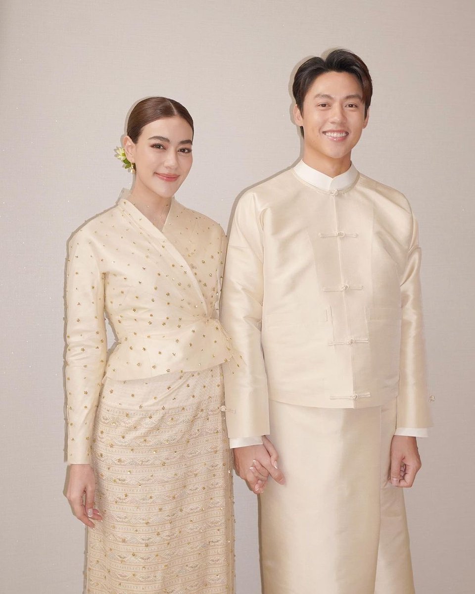 1234512121hey's tweet image. ชุดหมั้นคิมเบอรี่แบบล้านนาก็สวย ชอบสีชุด งานปัก ดูคลีน สบายตาแต่เรียบหรู เอาจริง ๆ ชุดชีสวยทุกชุดเลย