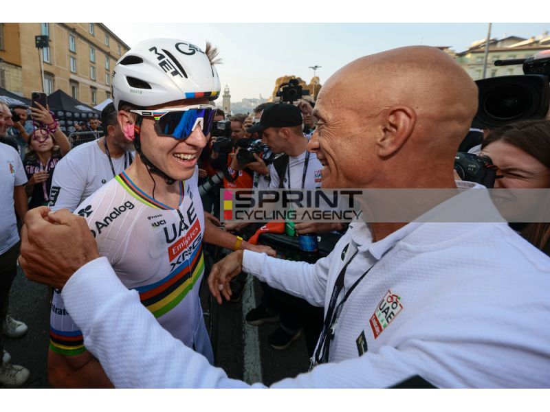 tuttobiciweb_it's tweet photo. Nella puntata natalizia di #BlaBlaBike dopo il notiziario, potete ascoltare una lunga telefonata #Stagi #Gianetti che spazia dalla #UAE a #Pogacar fino ai 3 grandi giri: «Alla prima #ParisRoubaix preferirei il #TDF2026»
https://t.co/H4yyXgGZgS https://t.co/guGGRcmqOj