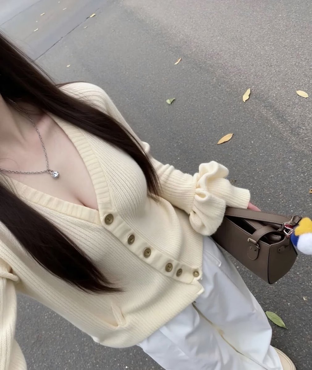 #南通 已婚，却总觉得生活少了点激情。身材保持得不错，爱穿紧身裙和裸脚鞋的我。 白天温柔，晚上想放肆。30岁，皮肤紧致，身材傲人。寻找能让我小鹿乱撞的男人，你敢来点燃我吗？别让我失望？大胆的留言来～