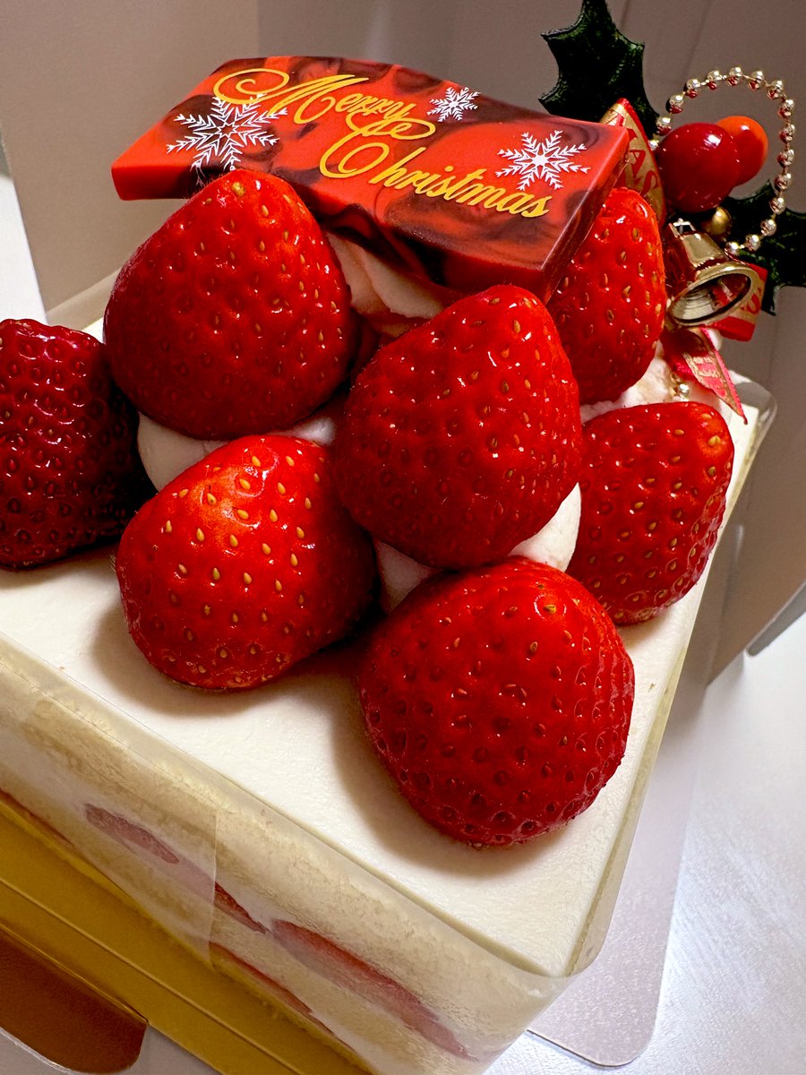 そして🥰🙌 予約してたXmas🎂迎えに行ってきたん🥰 左側🎂 あまおう