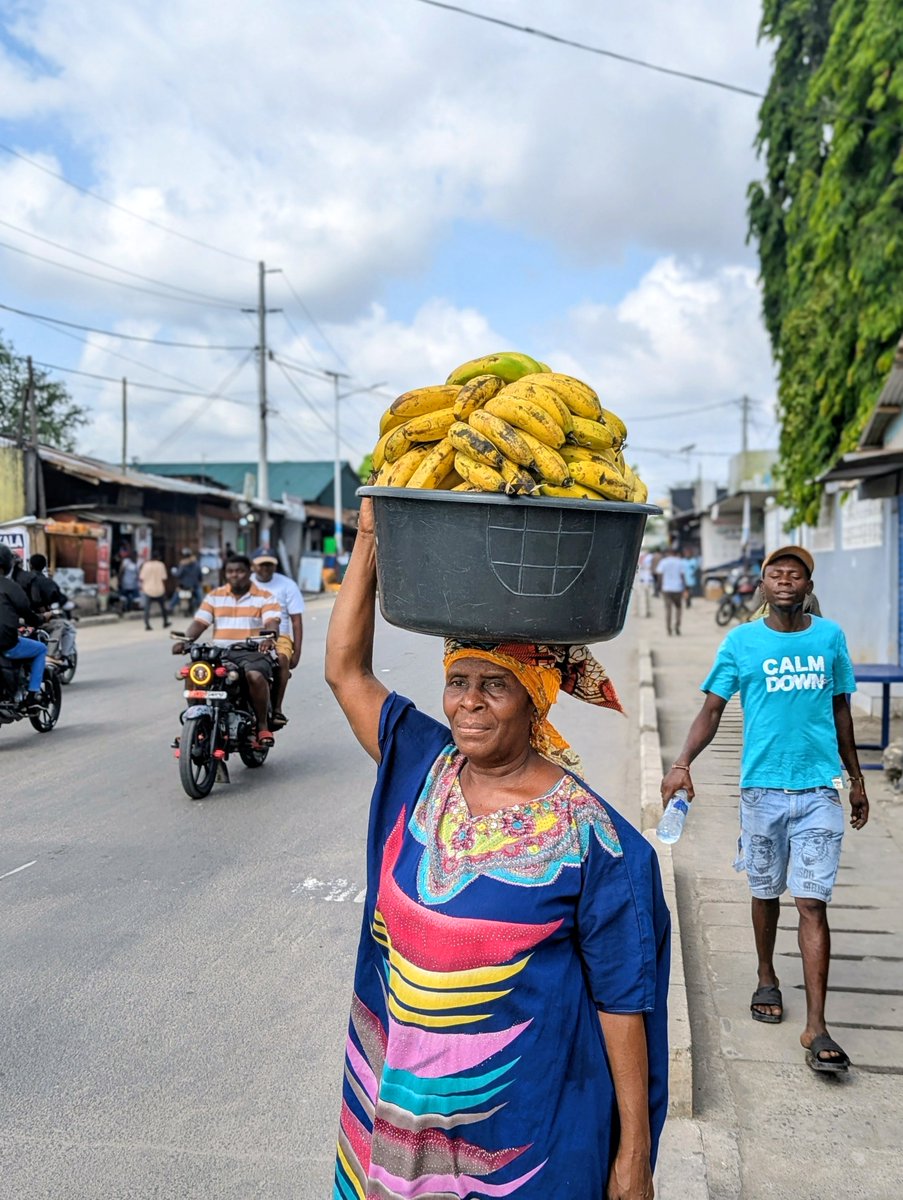 "Isafishe uniletee hizo Picha kwa ajili ya kumbukumbu kwa Wanangu wajue nawasomesha kupitia hii Biashara"  hii kauli ikanifanya nitoe nauli yangu niliyo tenga pembeni leo nimpe. Ilikuwa kabla sijavuka road nikaona maza kabeba Ndizi nzuri nikaomba nimpige Picha.