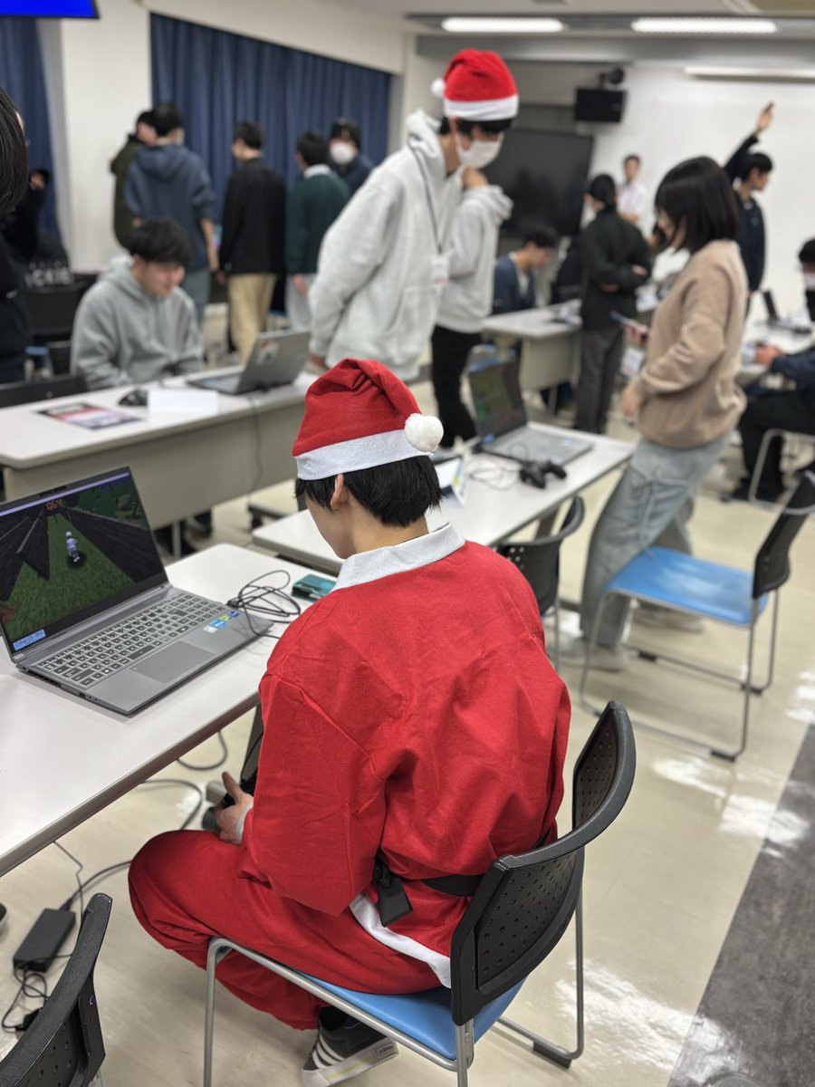 yoshida_jobi's tweet image. メリークリスマス！！🎄🎅
サイバーズにもサンタさんが一足早くきてくれたので皆さんにお裾分けです😆

#専門学生 
#エンジニア
#ゲームクリエイター
#CGデザイナー
#サイバーズ
#サンタさん...？